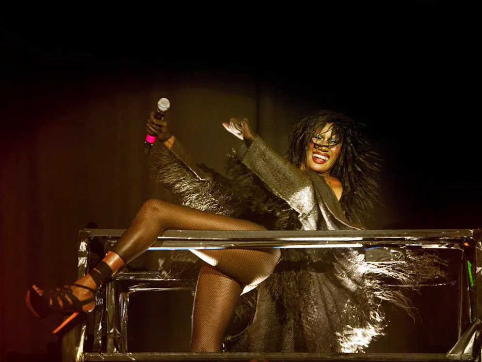 Grace Jones. Jones est né en 1948 sous le nom de Grace Mendoza dans la petite ville de Spanish Town près de la capitale jamaïcaine Kingston.