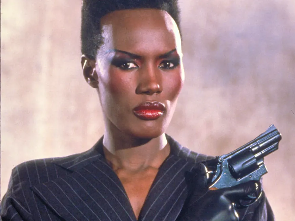 Grace Jones. Jones a étudié le théâtre et a obtenu ses premiers rôles au cinéma et à la télévision.