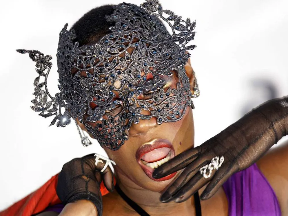 Grace Jones. En outre, la beauté aux longues jambes  a été représentée par des artistes comme Andy Warhol et Keith Haring et des photographes vedettes comme Helmut Newton.