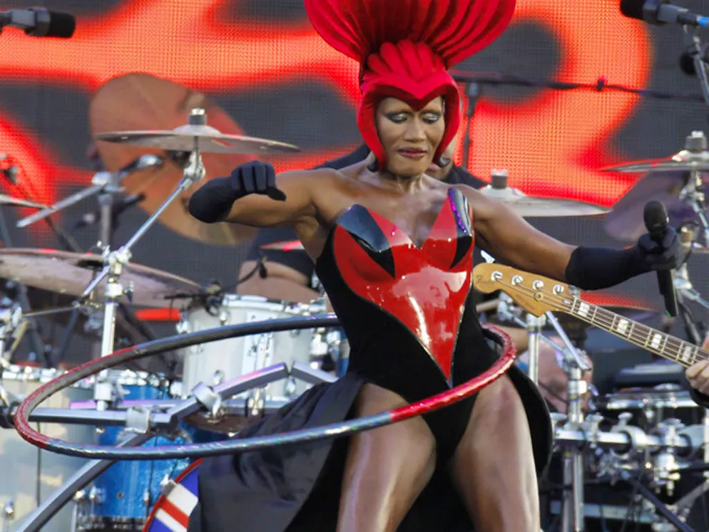 Grace Jones. La chanteuse, actrice et icône de la mode est toujours aussi resplendissante.