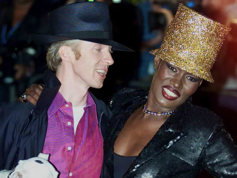 Grace Jones. Elle vit dans son propre monde, qu'elle appelle «Graceland», se nourrit presque exclusivement de champagne et d'huîtres (qu'elle ouvre elle-même) et voyage toujours avec des douzaines de valises pleines de vêtements.
