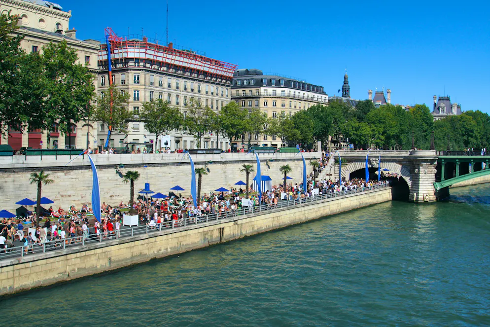 Cette "plus grande librairie du monde à ciel ouvert", qui existe à Paris depuis le XVIe siècle, fait "partie intégrante du paysage parisien", ont plaidé les élus.