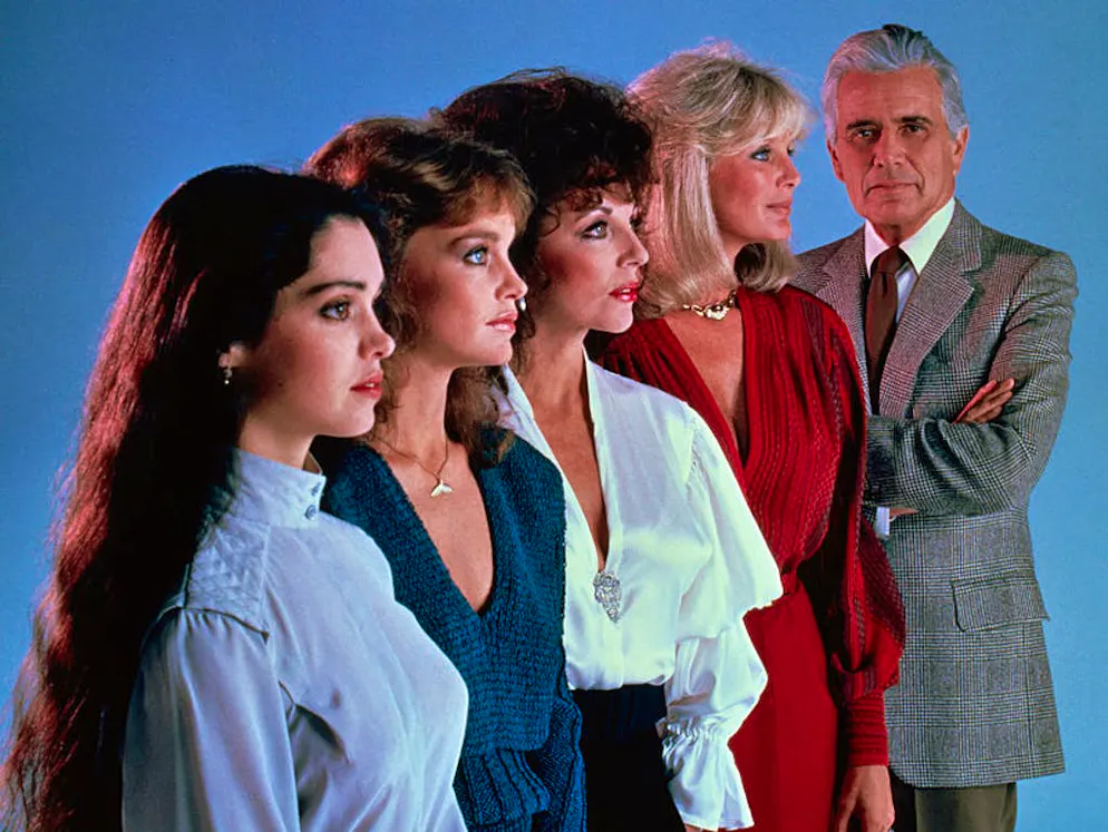 Joan Collins fête ses 85 ans. La série «Dynastie» (Titre original: «Dynasty») (de gauche à droite) est entrée dans l'histoire de la télévision et a permis à ses acteurs de se faire un nom à l'échelle internationale: Kathleen Beller, Pamela Sue Martin, Joan Collins, Linda Evans et John Forsythe.