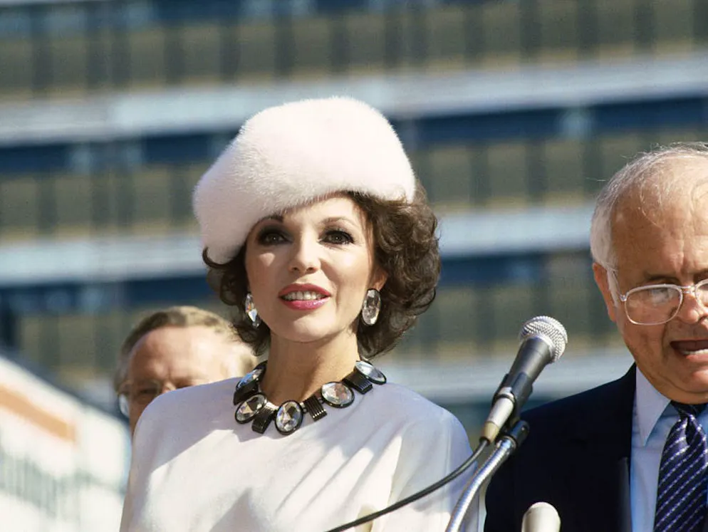 Joan Collins fête ses 85 ans. Selon ses propres dires, Joan Collins préfère rester à distance des autres hommes, et même des femmes. «Je déteste quand des étrangers m'enlacent et me donnent un gros bisou baveux sur la joue», s'est emportée la diva en mars dernier dans un article paru dans le «Daily Mail».