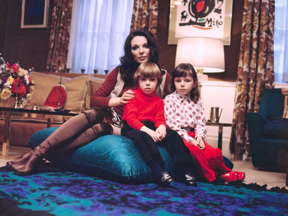 Joan Collins fête ses 85 ans. Joan Collins a trois enfants, deux nés de son deuxième mariage et un de son troisième mariage.