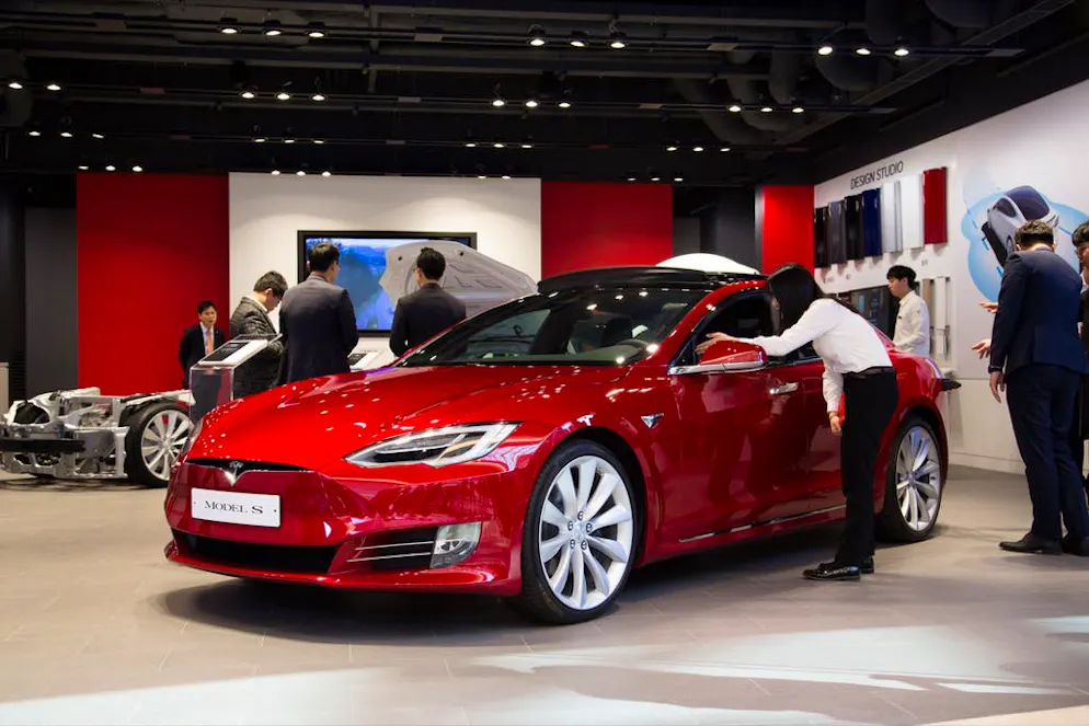 Tesla doit verser des faibles salaires à des petites mains pour faire tourner la chaîne de production.