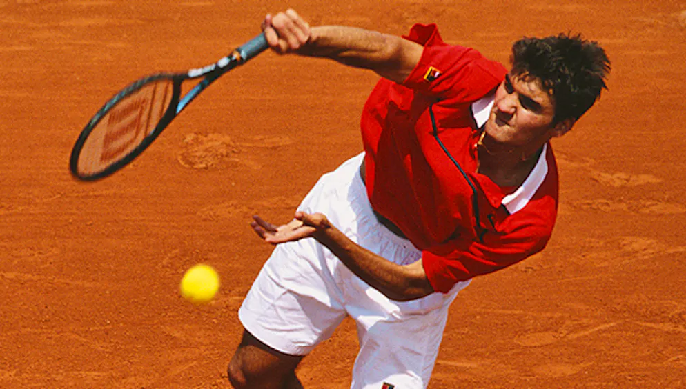 Roger Federer à 17 ans au service face à Pat Rafter sur la terre battue parisienne.