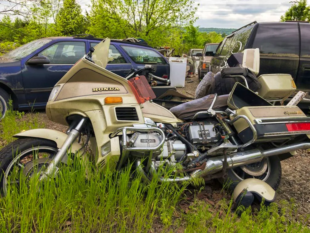Un cimitero di auto da collezione. Questa Honda ha sempre un aspetto smagliante. 