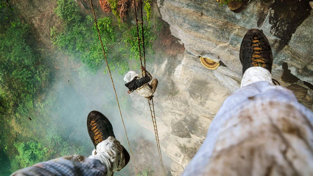 Das Gold von Nepal. 150 Meter über dem Abgrund: Die Jagd nach dem Berg-Honig