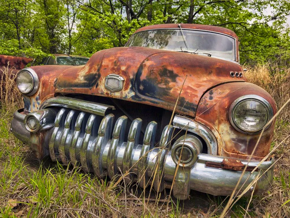 Un cimitero di auto da collezione. Ma cosa n'è stato del proprietario dei veicoli e perché questi ha abbandonato la sua impressionante collezione?