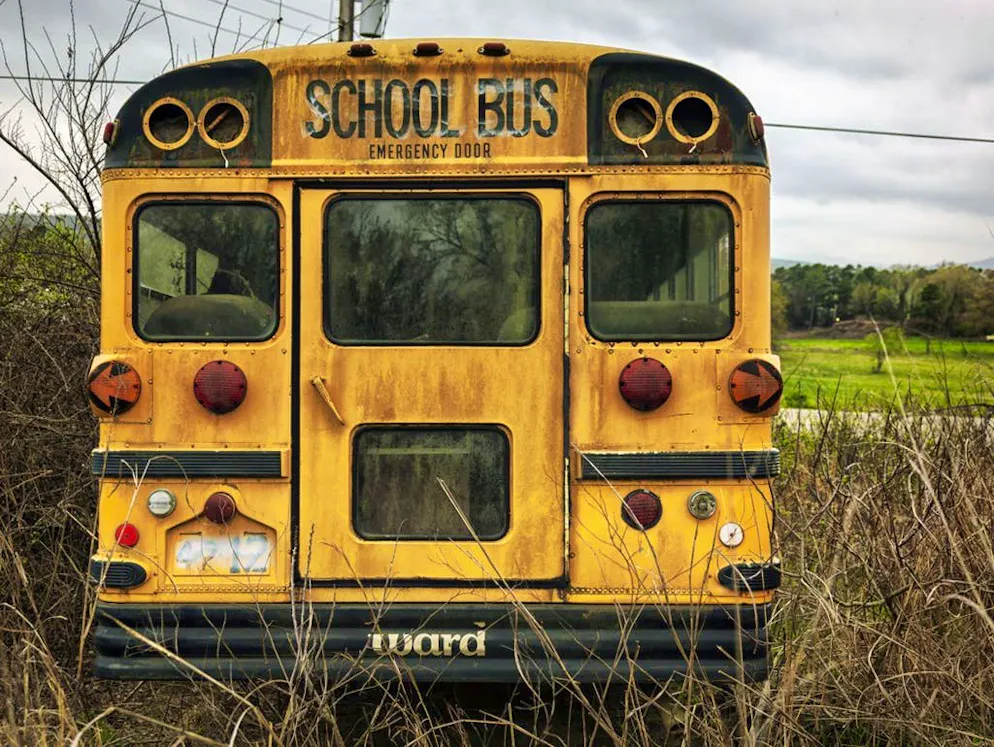 Un cimitero di auto da collezione. Fuori uso da diverso tempo, questo bus scolastico...