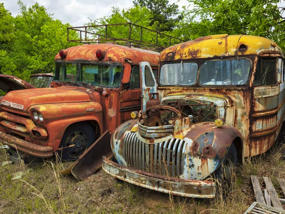Un cimitero di auto da collezione. Decine di veicoli un tempo prestigiosi giacciono ad arrugginire in un cimitero di automobili dell'Arkansas.