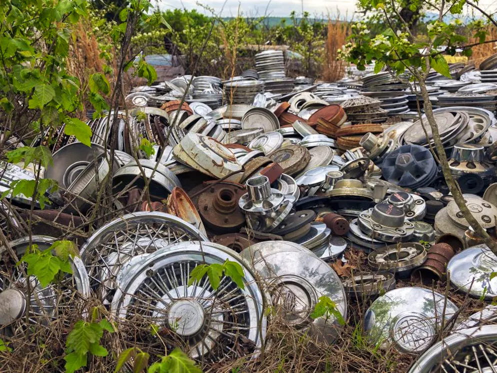 Un cimitero di auto da collezione. Secondo alcune voci, dopo il fallimento del suo matrimonio, sarebbe sprofondato nella depressione e nell'infernale spirale del gioco. Indebitato fino al collo e confrontato a creditori pericolosi, avrebbe cercato salvezza nella fuga vent'anni fa.