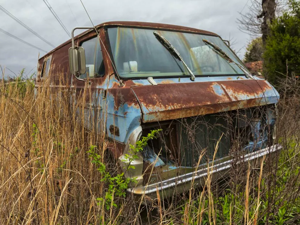 Un cimitero di auto da collezione. Soltanto il cimitero delle automobili conserva ancora oggi la sua memoria.