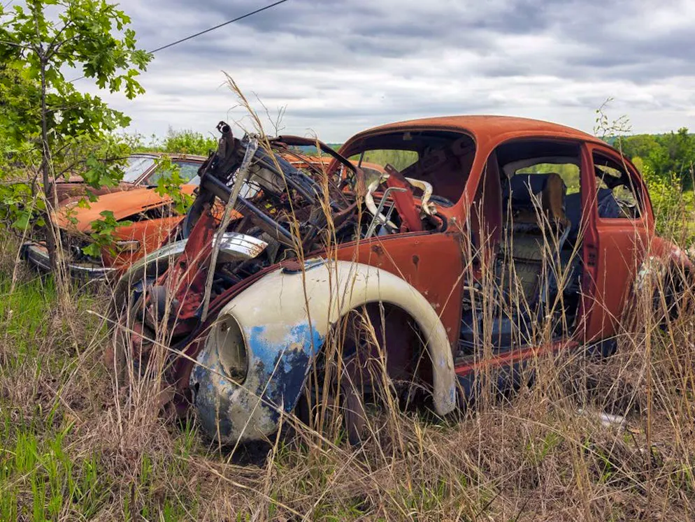 Un cimitero di auto da collezione. Questo maggiolino VW è stato letteralmente sventrato da ladri di ferraglia.