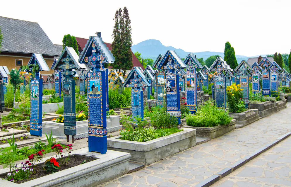 Printemps des cimetières : 6 sites à visiter dans le monde. "Sapanta, Romania - June 23, 2013: The merry cemetery - Sapanta, Maramures landmark. This is very famous and probably the most beautiful cemetery in the world. All of the graves are unique and made of wood."