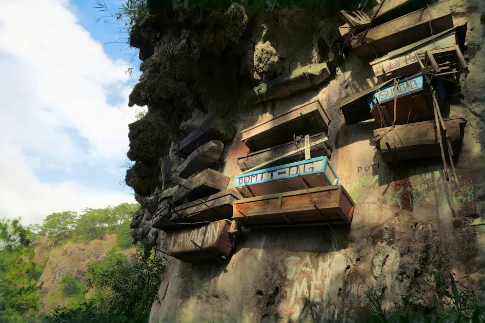 Printemps des cimetières : 6 sites à visiter dans le monde. Philippinos in the mountain region of Sagada used to hang coffins with their dead down a cliff as a burial tradition in Echo Valley, Sagada, Northern Luzon, Philippines