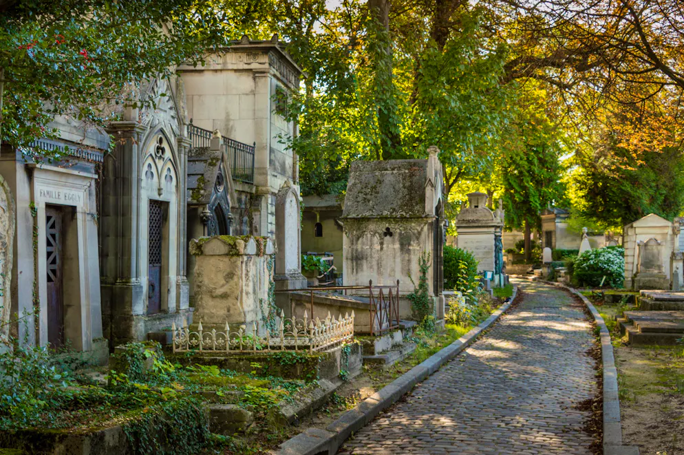 Printemps des cimetières : 6 sites à visiter dans le monde. Tombs along a footpath at the cemetery of Père Lachaise, Paris, France