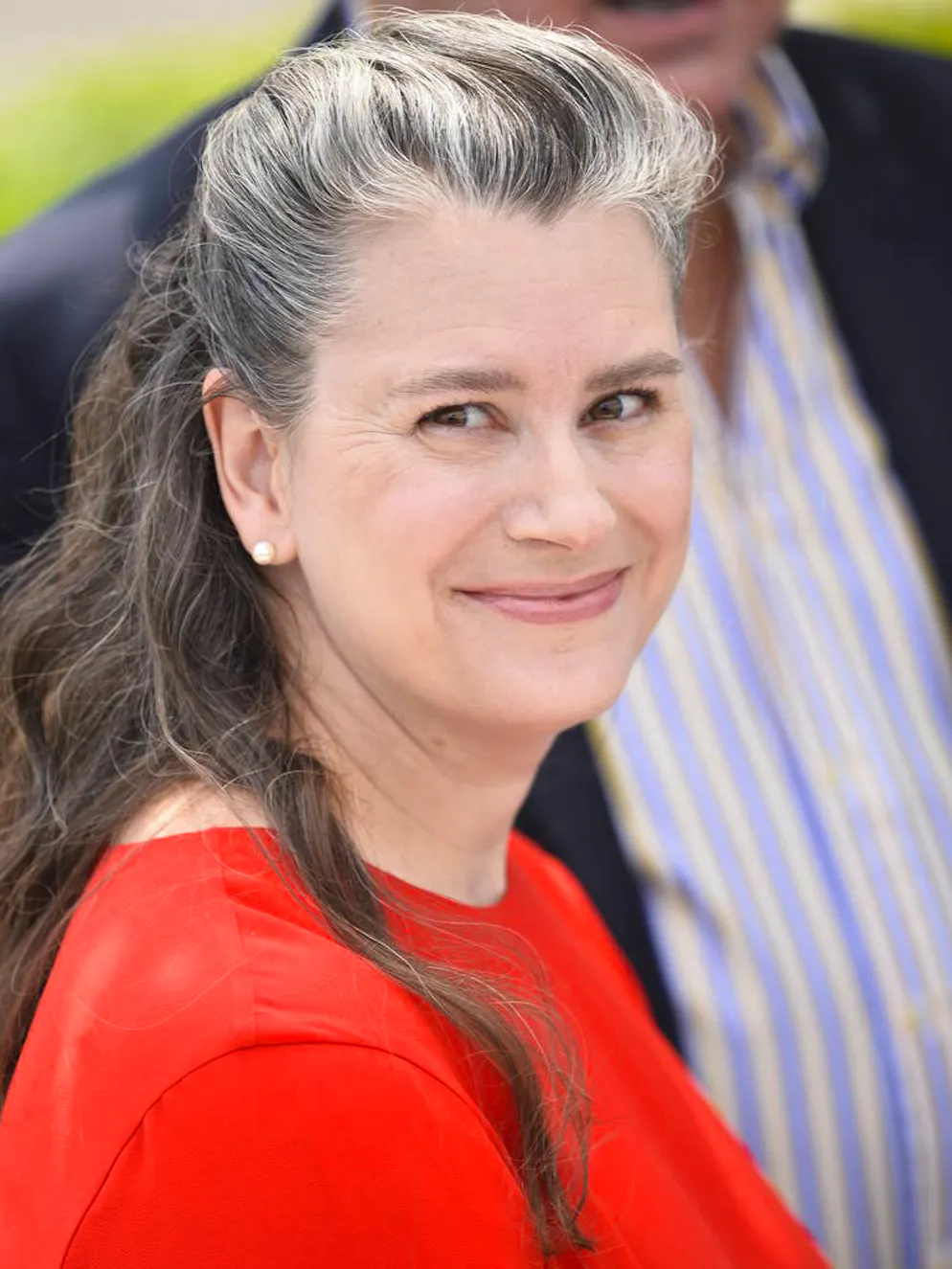 10 idées de coiffures pour cet été. Gisele Schmidt, la femme de Gary Oldman, nous prouve que le naturel est le meilleur des atouts. Pour dégager son visage pendant la saison chaude, une simple demi-queue fait l'affaire!
