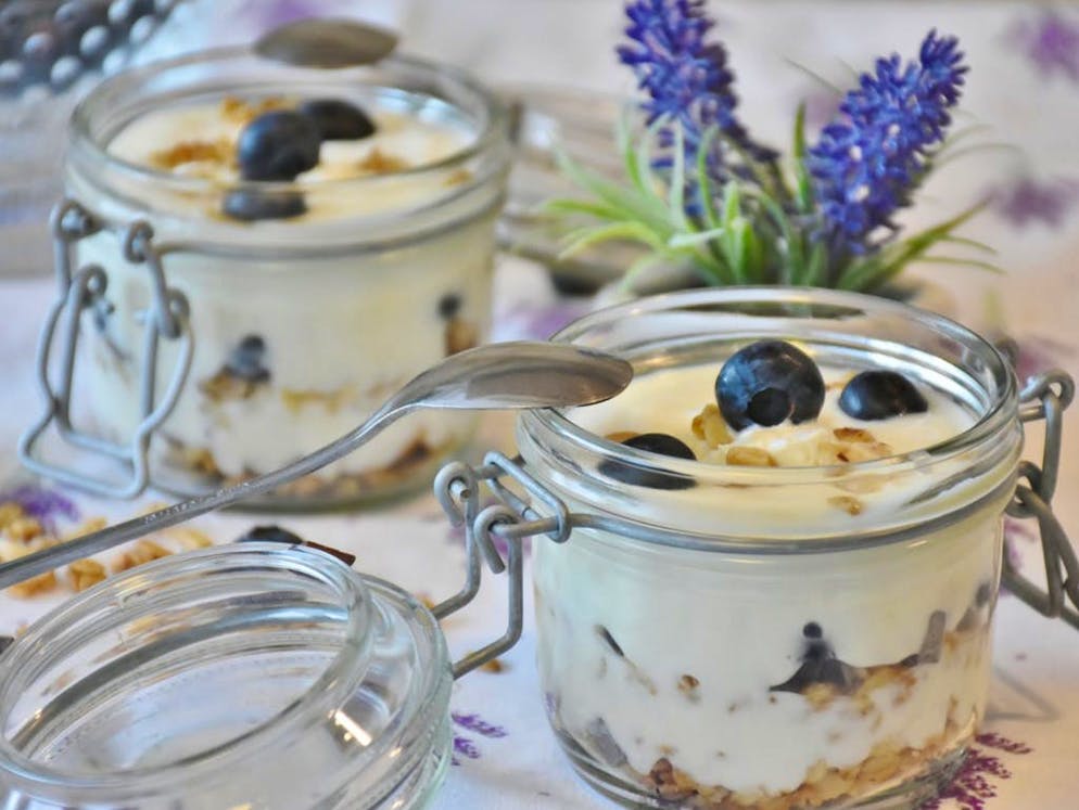 Comment perdre l'habitude de consommer du sucre en 10 étapes. …se mettre au yaourt grec sans sucre ajouté. Il contient de bonnes bactéries pour l'es intestins. D'autre part sa forte teneur en graisses assure une sensation durable de satiété, ce qui aide â résister aux fringales. Si on a tenu les premiers jours de détox, on peut s'autoriser un peu de sucre stévia.