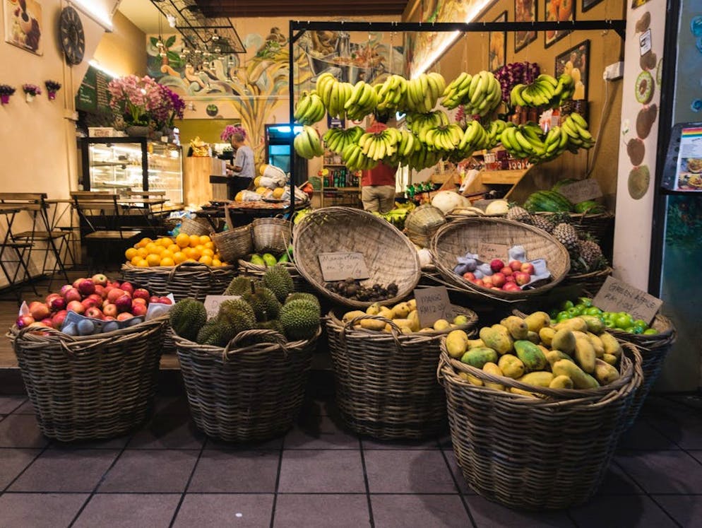 Comment perdre l'habitude de consommer du sucre en 10 étapes. Les dattes, le raisin et les bananes contiennent surtout beaucoup de fructose et doivent êtes proscrits les deux premières semaines. Mais évidemment une banane est meilleure qu'un morceau de gâteau.
