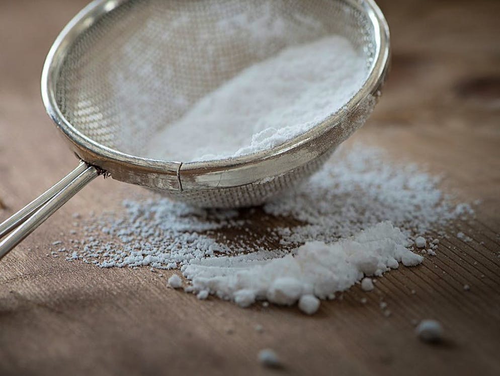 Comment perdre l'habitude de consommer du sucre en 10 étapes. Etape 2) Comprendre pourquoi nous devrions supprimer le sucre. L'Organisation Mondiale de la Santé conseille de ne pas dépasser les six cuillérées à café de sucre par jour. En revanche, les Européens arrivent à 16 cuillérées par jour. Pour développer sa volonté de supprimer le sucre de son alimentation ou du moins de le réduire à long terme, il faut apprendre les raisons pour lesquelles il n'est pas recommandé d'en consommer.