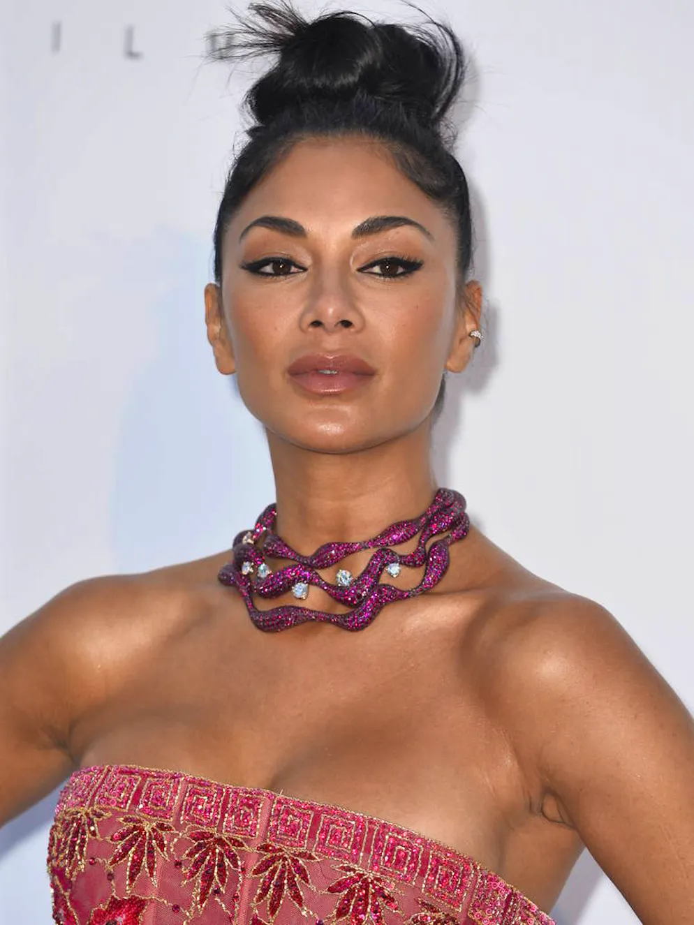10 idées de coiffures pour cet été. Le chignon haut comme celui de Nicole Scherzinger vous permet de passer de la plage à votre soirée sans avoir besoin de vous changer. Un élastique, quelques épingles, et le tour est joué!