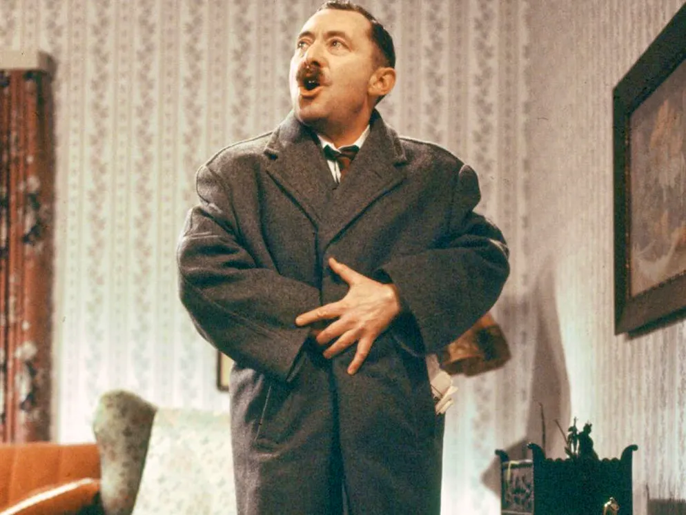 I peggiori cattivi delle serie televisive. 9° posto: Alfred Tetzlaff in «Ein Herz und eine Seele»: negli anni '70, nessuna serie è stata più popolare di «Ein Herz und eine Seele», di Wolfgang Menge. Ed è stato in gran parte grazie a lui: il piccolo borghese invidioso Alfred Tetzlaff, che declamava in staccato le sue tirate reazionarie contro «socialisti» ed «emigrati» come si trattasse di fuochi d'artificio. All'epoca l'approccio critico e ironico della serie non era piaciuto a tutti. Così l'attore Heinz Schubert era stato definito «antisemita», «nemico della nazione» o ancora «bomba della destra contro il governo». All'epoca l'interprete di «Ekel Alfred» aveva dichiarato: «Grazie per questi paragoni. È la dimostrazione che ho fatto un buon lavoro.»