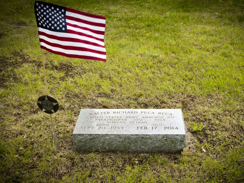 Caso D.B. Cooper: l'identità dell'autore finalmente rivelata?. Reca, che ha passato gli ultimi anni della sua vita a Oscoda, nel Michigan, è morto nel 2014, a 80 anni. Sulla sua lapide è inciso il ricordo del suo passato da paracadutista militare.