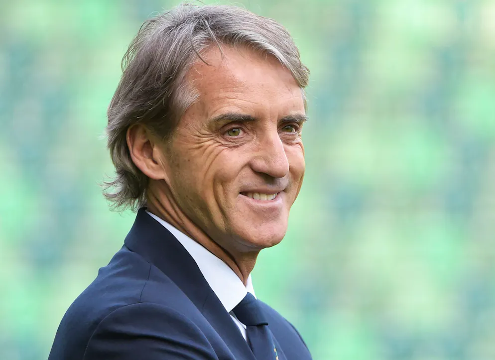 Mancini inizia l'avventura con la Nazionale azzurra con un sorriso.