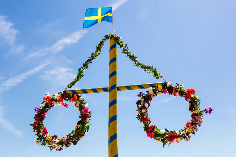 Mittsommerfest in Schweden: Blüten, Schnaps und lange Nächte. Ein Volksfest für eine ganze Nation und definitiv eine Reise wert. Das traditionelle Mittsommer-Fest begeistert alljährlich Gross und Klein.