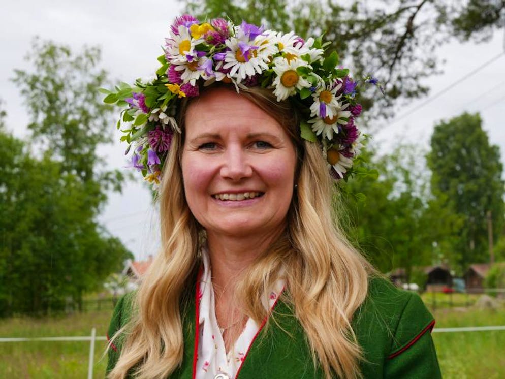 Mittsommerfest in Schweden: Blüten, Schnaps und lange Nächte. Den Blumenkranz hat Kicki Bergkvist aus Margeriten, Klee, Butterblumen, blauen Glockenblumen und Blaubeerzweigen geflochten.