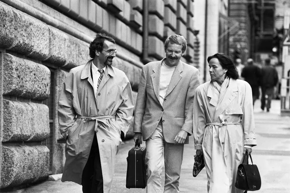 Bruno Zwahlen: le meurtre de Kehrsatz. Bruno Zwahlen, au centre, photographié en compagnie de Peter Saluz, à gauche, et d'Eva Saluz, à droite, le 1er juin 1993. Bruno Zwahlen a été acquitté le 29 mai 1993.