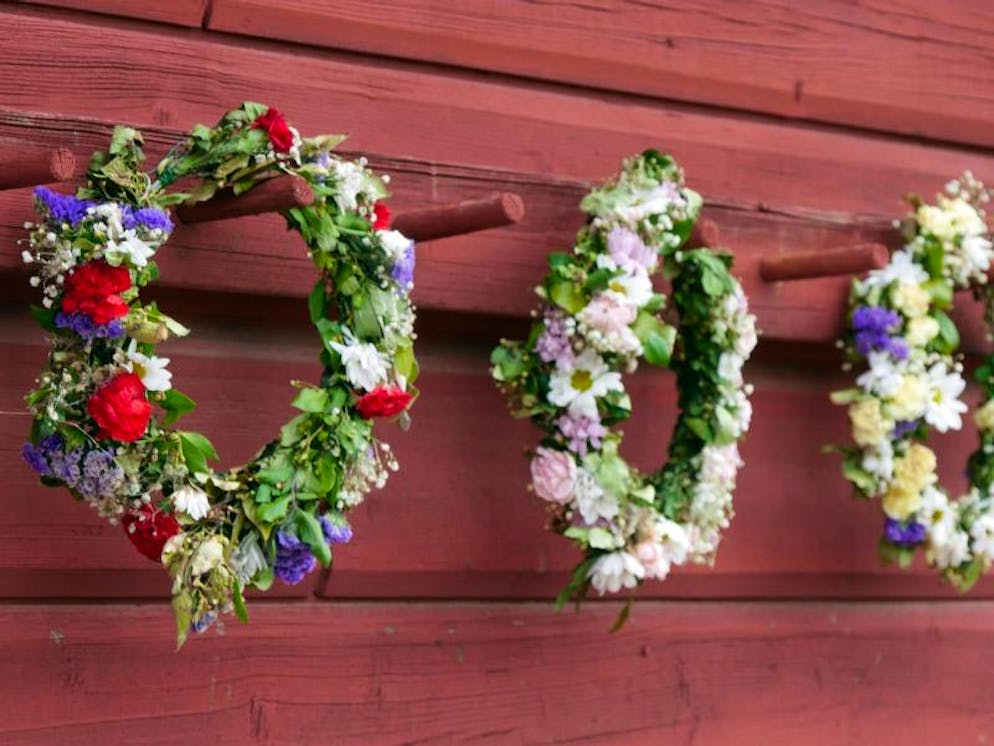 Mittsommerfest in Schweden: Blüten, Schnaps und lange Nächte. Damit die hübschen Gestecke am Ende so gleichmässig und filigran aussehen, braucht es viel Geduld, Geschick und Erfahrung.