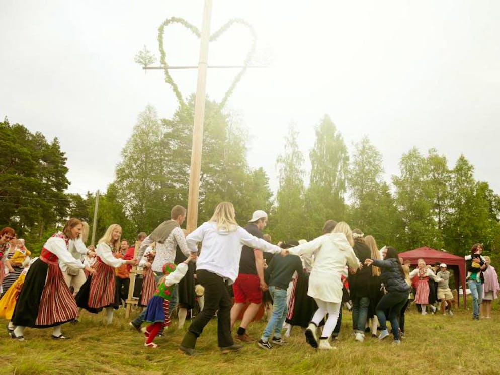 Mittsommerfest in Schweden: Blüten, Schnaps und lange Nächte. ... Gross und Klein tanzen ausgelassen bis in die frühen Morgenstunden. 