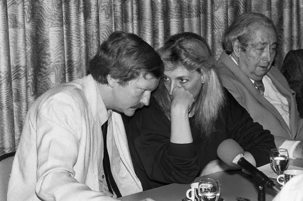 Bruno Zwahlen: le meurtre de Kehrsatz. Bruno Zwahlen, à gauche, discute avec Verena Sala, de l'association «Justice pour Bruno Zwahlen». Cliché pris durant la conférence de presse du 20 avril 1991.