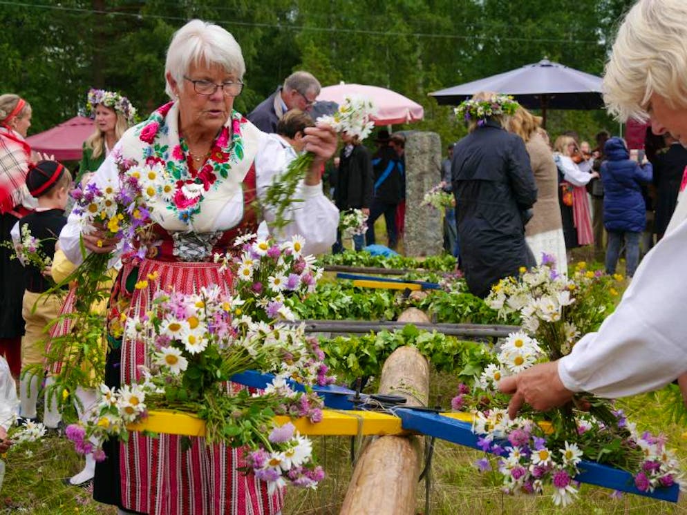 Mittsommerfest in Schweden: Blüten, Schnaps und lange Nächte. Die frisch gepflückten Blumen zieren auch den Midsommarbaum. 