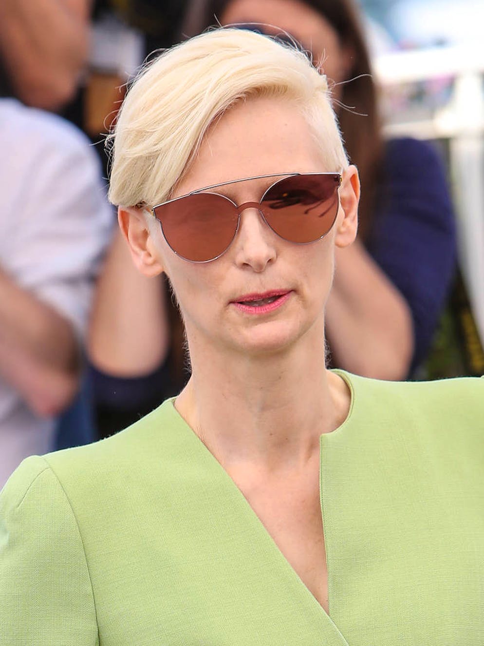 La singulière Tilda Swinton en 10 looks. Le vert pâle va aussi aux blondes, même platine, comme le prouve Tilda Swinton. N'oubliez pas l'accessoire chic: des lunettes miroir.