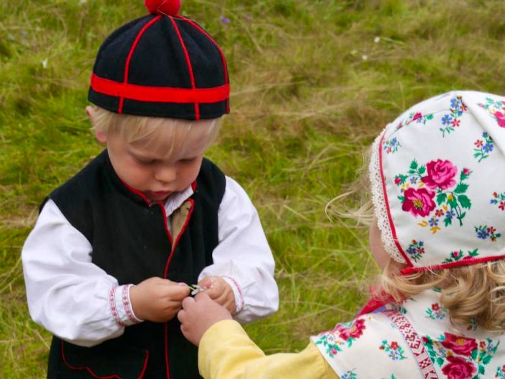 Mittsommerfest in Schweden: Blüten, Schnaps und lange Nächte. Auch kleine Kinder tragen an Midsommar trachtenähnliche Kleider.