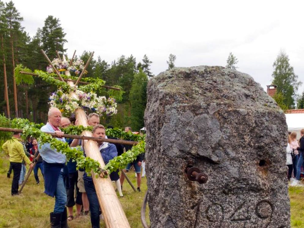 Mittsommerfest in Schweden: Blüten, Schnaps und lange Nächte. Anschliessend befestigen sie ihn mit einem Stahlseil und Schrauben an dem Stein.