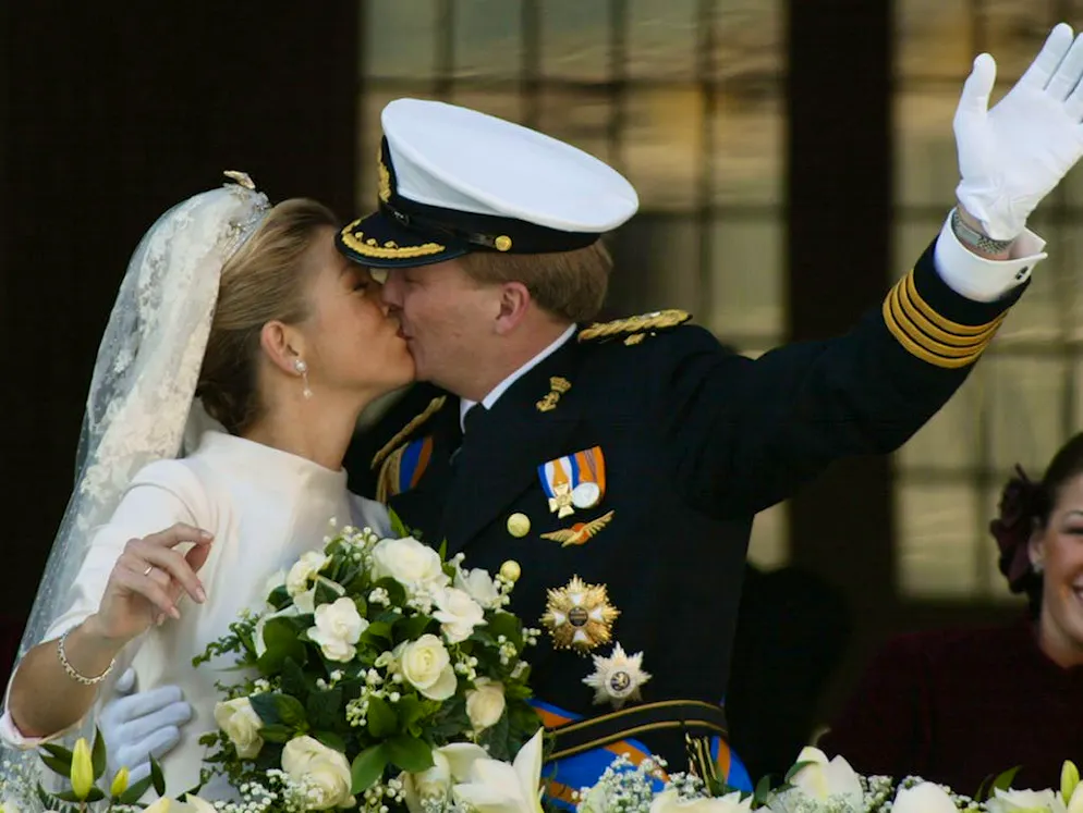 Les mariages de tous les records. ... se sont embrassés sur le balcon pendant 5,25 secondes!