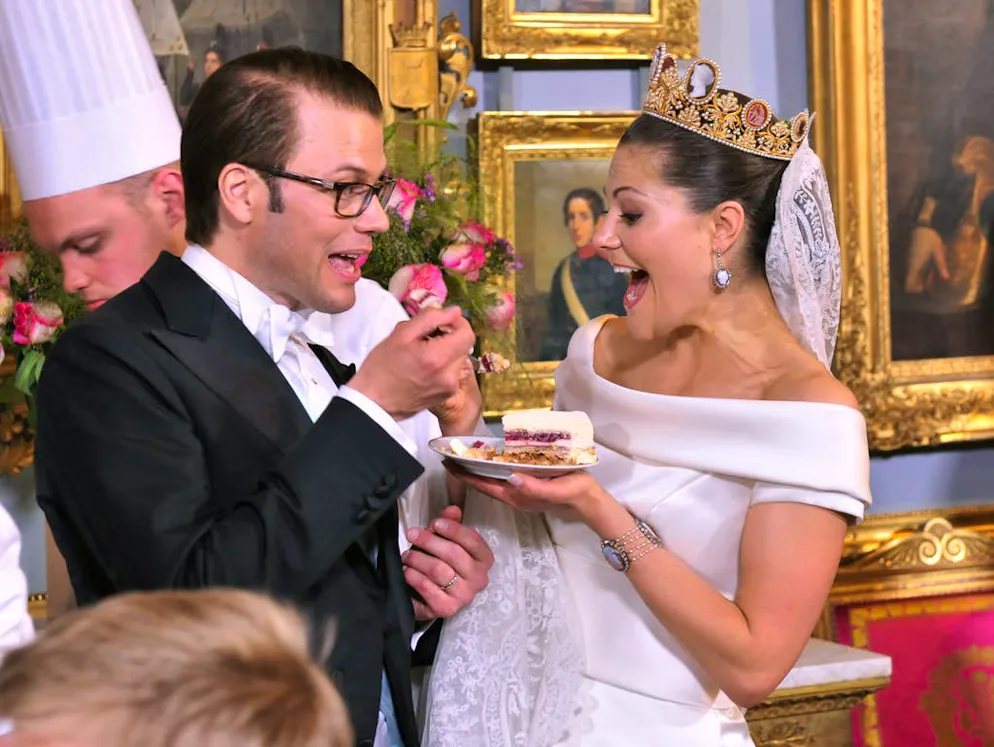 Les mariages de tous les records. Lors du mariage de Victoria de Suède et Daniel Westling le 19 juin 2010, 400 personnes sont venues partager le gâteau, ...