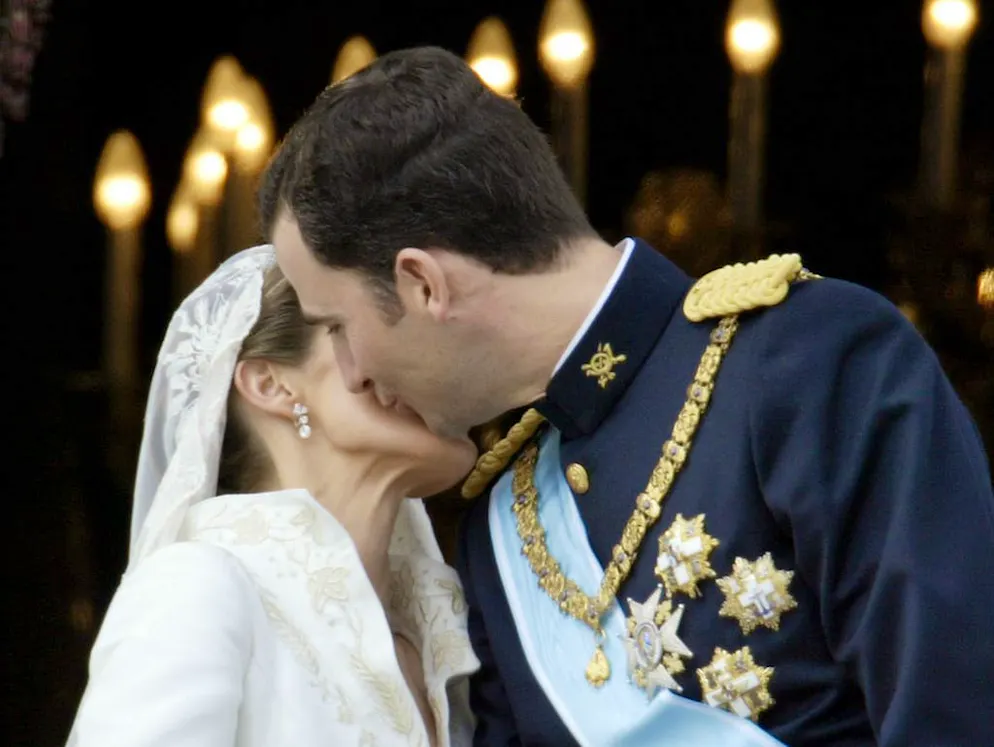 Les mariages de tous les records. Les curieux ont été quelque peu déçus par le baiser des mariés sur le balcon: Felipe a en effet embrassé sa jeune épouse timidement sur la joue pendant 1,56 seconde.