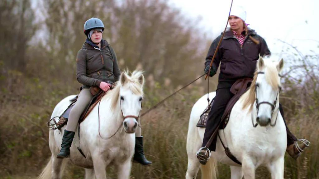 Unheilbar krank. Ritt auf Wildpferden: Überlebende erfüllt Krebs-Patientin (22) letzten Wunsch