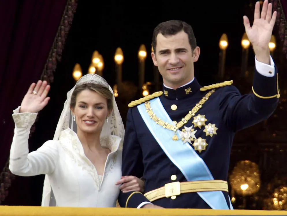 Les mariages de tous les records. Ils étaient également un million à patienter dans les rues de Madrid le 22 mai 2004 pour tenter d’apercevoir le prince héritier Felipe et son épouse Letizia.