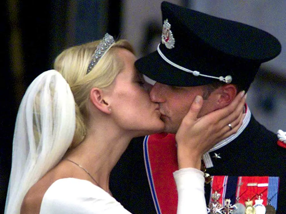 Les mariages de tous les records. A titre de comparaison, la deuxième place revient au prince héritier Haakon de Norvège et à son épouse Mette-Marit, avec un baiser de 2,61 secondes le 25 août 2001.