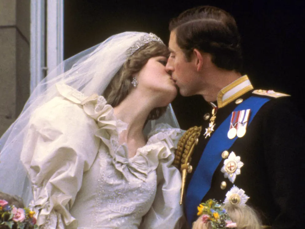 Les mariages de tous les records. ... le prince Charles et Diana. Avec une durée de 0,4 seconde, c’est un miracle que les photographes aient réussi à l’immortaliser.