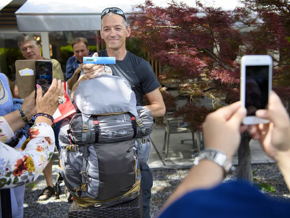 Giro del mondo: 40'000 km senza mezzi pubblici. Domenica 27 maggio, è stato il gran giorno. Non bisogna dimenticare di scattare qualche foto ricordo prima di partire.