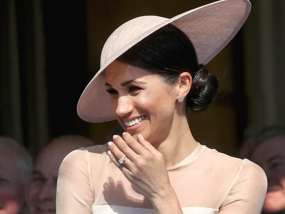 Non si può fare altro che riderne: la nuova duchessa di Sussex attaccata dalla sua sorellastra Samantha Markle a causa del suo stemma.