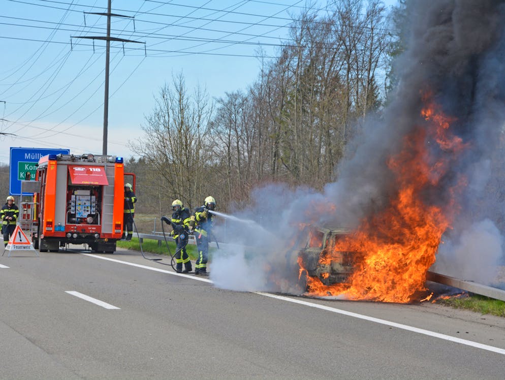Rettungsdienste rüsten sich: Batterien in Brand: Wie gefährlich sind  Elektroautos?